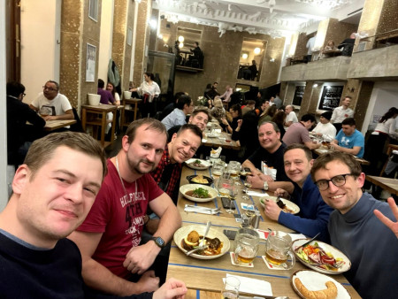 DOKOPNÁ VIKI TEAM, podzim 2025, 28.11. ve Vinohradském parlamentu !! Zleva: Ráca, Srbíno, Ondy, Sebi, Viki, Vyhny a Albi 